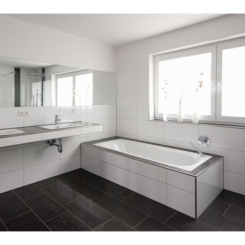 Modernes Badezimmer mit weißer Badewanne und Waschbecken.