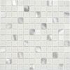 Weiße und silberne Mosaikfliesen