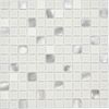 Weiße und silberne Mosaikfliesen