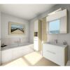 Badezimmer mit Badewanne, Waschbecken und Schrank