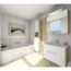 Badezimmer mit Badewanne, Waschbecken und Schrank