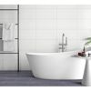 Moderne Badewanne mit weißer Wandfliese