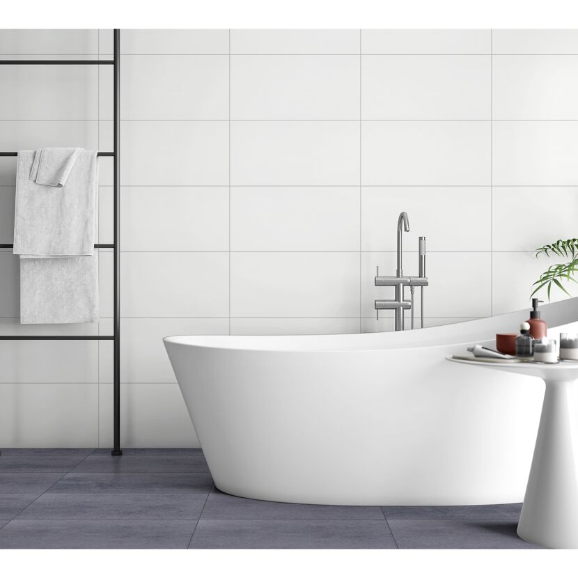 Moderne Badewanne mit weißer Wandfliese