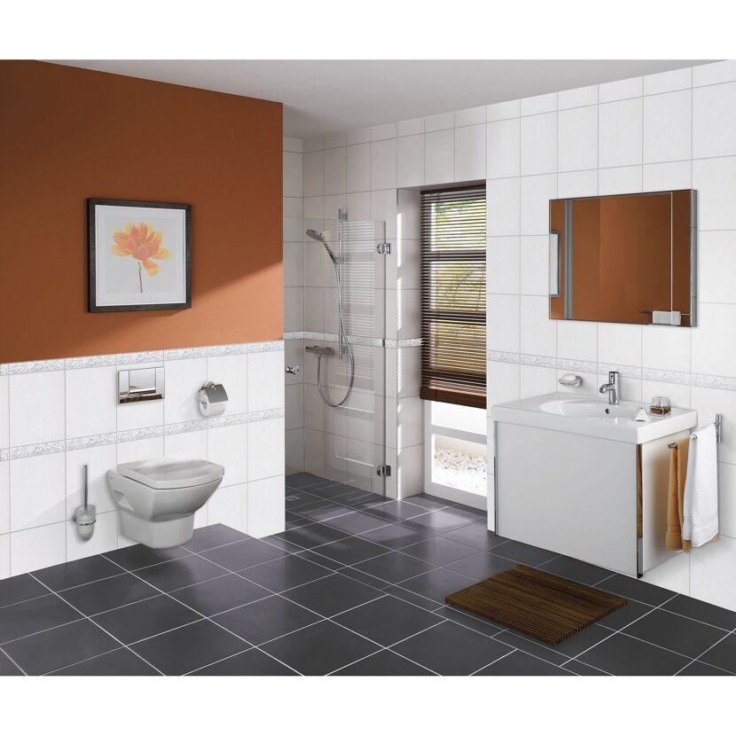 Modernes Badezimmer mit grauen Fliesen und weißen Armaturen