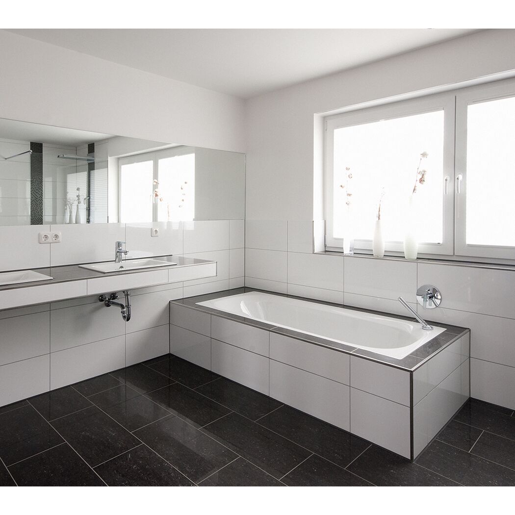 Modernes Badezimmer mit weißer Badewanne und Waschbecken.