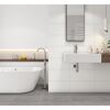 Modernes Badezimmer mit weißer Badewanne und Waschbecken.