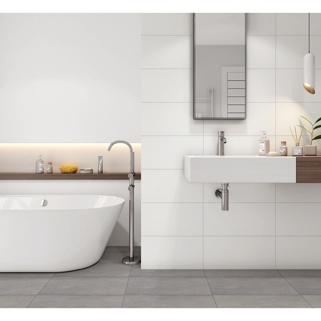 Modernes Badezimmer mit weißer Badewanne und Waschbecken.