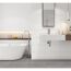 Modernes Badezimmer mit weißer Badewanne und Waschbecken.