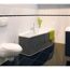 Modernes Badezimmer mit weißer Badewanne, WC und schwarzen Fliesen