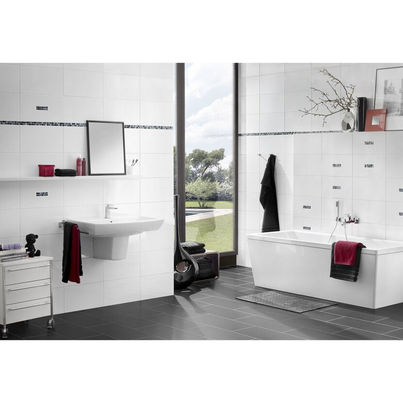 Modernes Badezimmer mit weißer Wandfliese und dunklem Fußboden