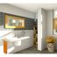 Badezimmer mit Waschbecken, Spiegel, Regal, Pflanze und Jalousien