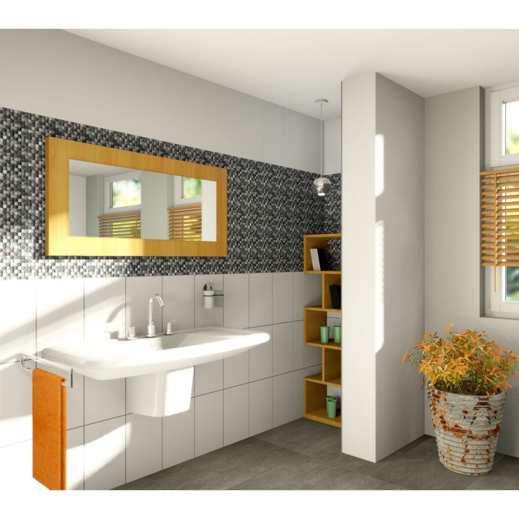 Badezimmer mit Waschbecken, Spiegel, Regal, Pflanze und Jalousien