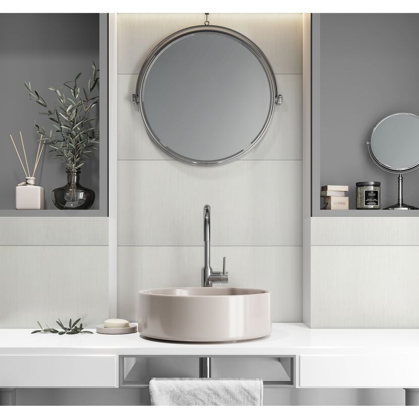 Modernes Badezimmer mit rundem Waschbecken und großem Spiegel.