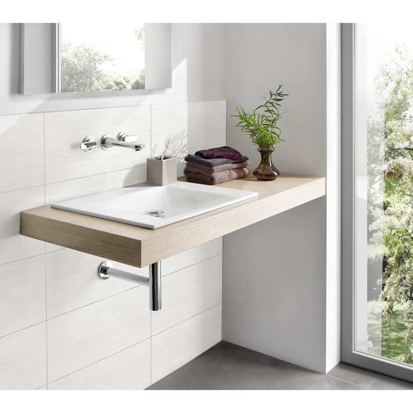 Waschbecken auf einem wandmontierten Waschtisch