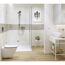 Modernes Badezimmer mit weißen Fliesen und hellem Holzboden