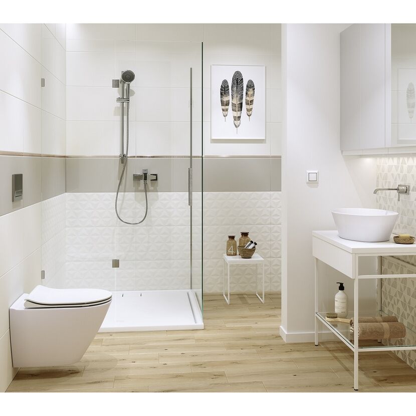 Modernes Badezimmer mit weißen Fliesen und hellem Holzboden