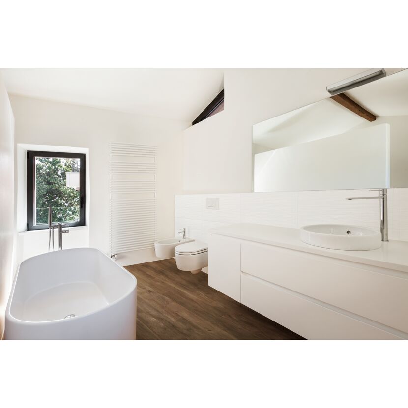 Modernes Badezimmer mit weißer Badewanne und Waschbecken