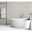 Badezimmer mit weißer Badewanne und Handtuchhalter