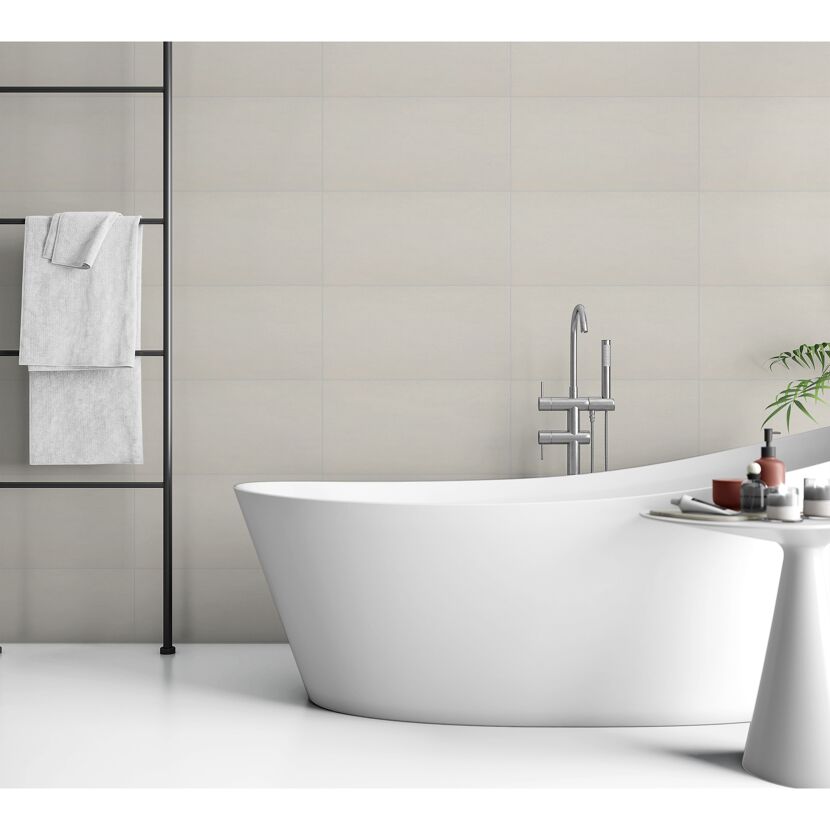 Badezimmer mit weißer Badewanne und Handtuchhalter