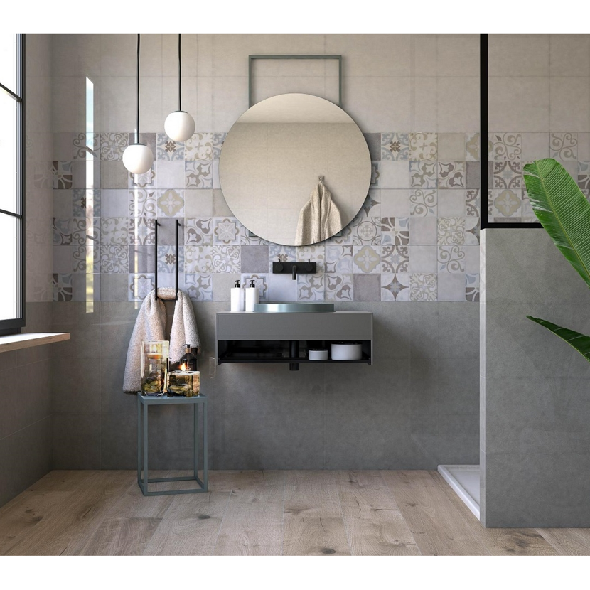 Modernes Badezimmer mit gemusterten Fliesen