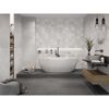Modernes Badezimmer mit grauen Fliesen und weißer Badewanne