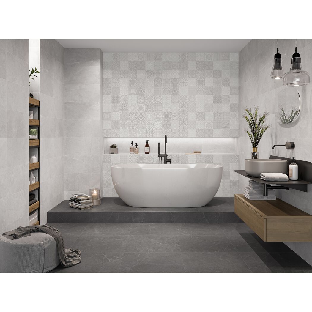 Modernes Badezimmer mit grauen Fliesen und weißer Badewanne