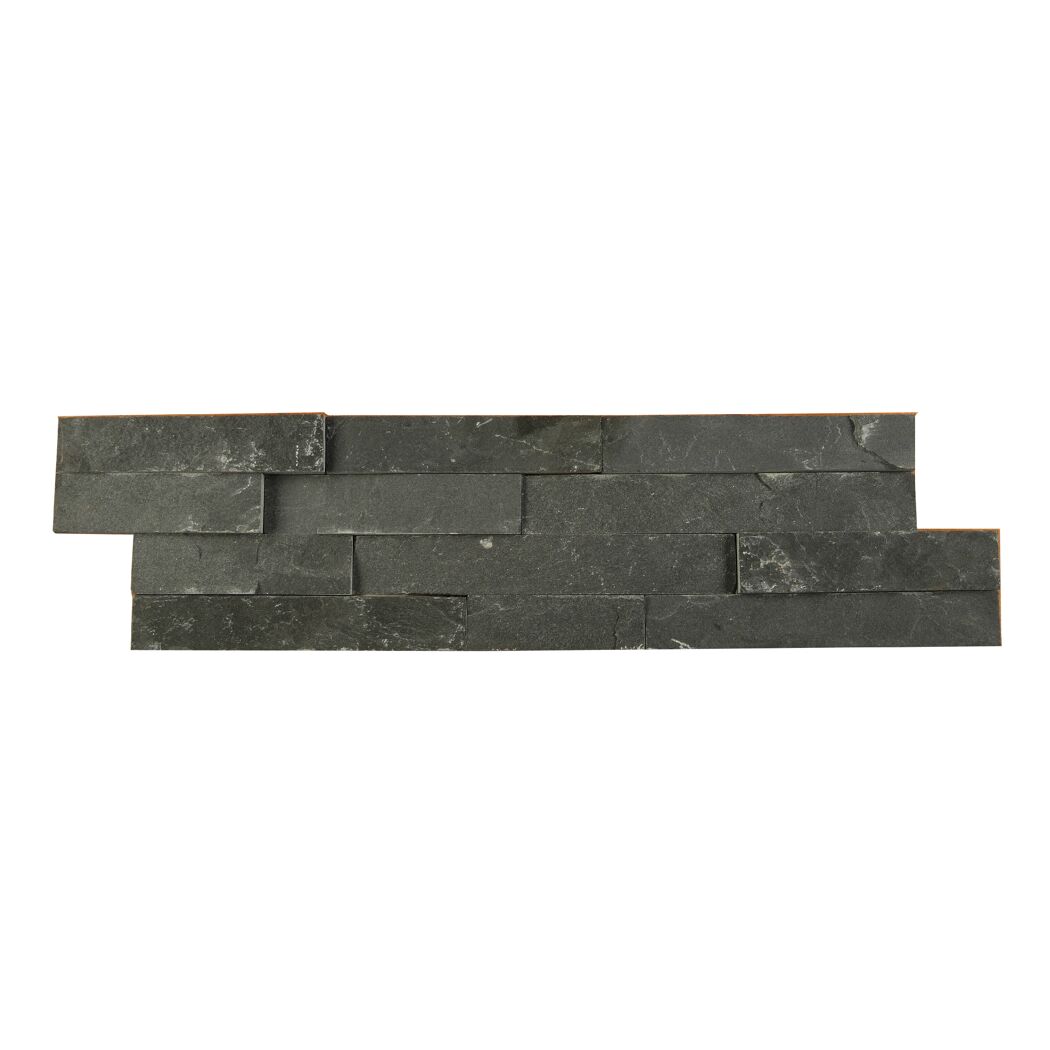 Schwarze Wandverkleidung aus Schiefer
