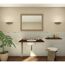 Badezimmer mit Waschbecken, Spiegel, Handtuch und Hocker