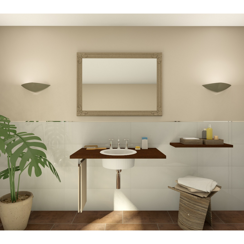 Badezimmer mit Waschbecken, Spiegel, Handtuch und Hocker