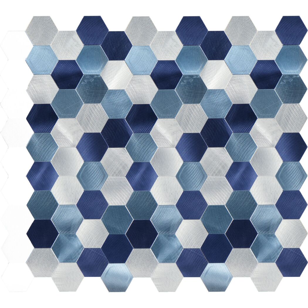 Sechseckige Fliesen in blau und silber.
