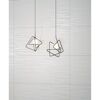 Weiße Wandfliesen mit geometrischen Hängeleuchten