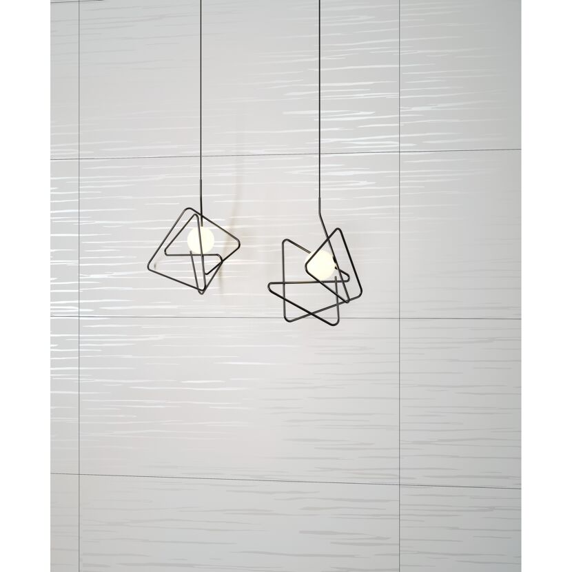 Weiße Wandfliesen mit geometrischen Hängeleuchten