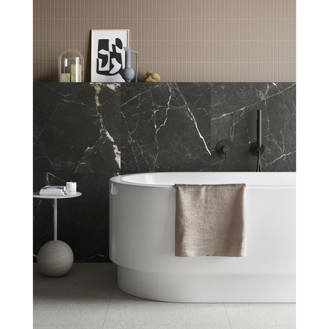 Modernes Badezimmer mit weißer Badewanne
