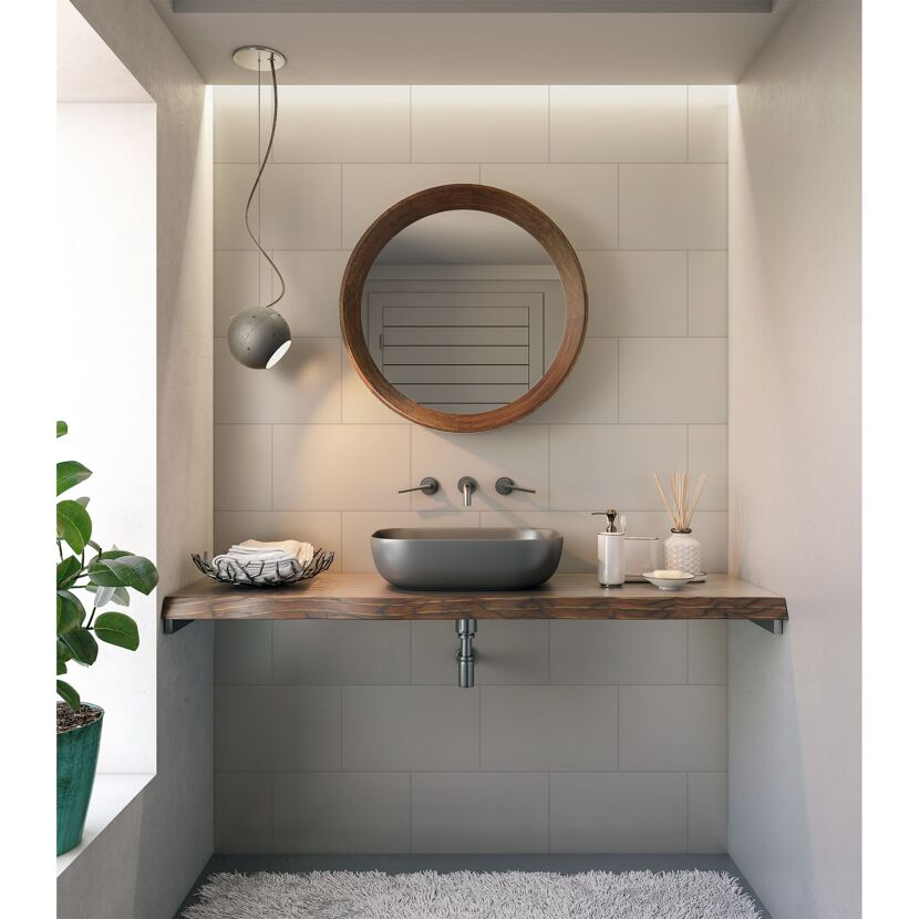 Modernes Badezimmer mit Waschbecken, Spiegel und Hängelampe