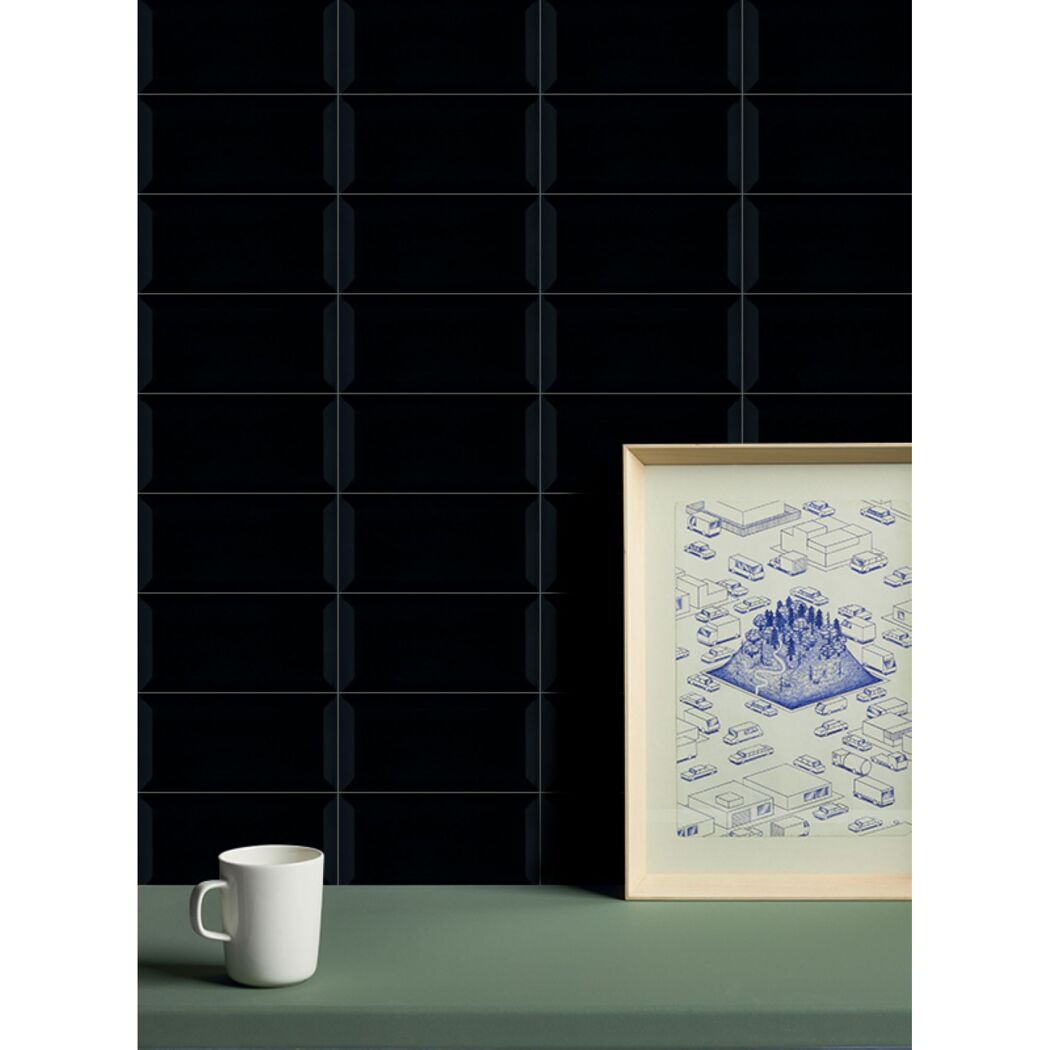 Schwarze Metrofliesen an der Wand