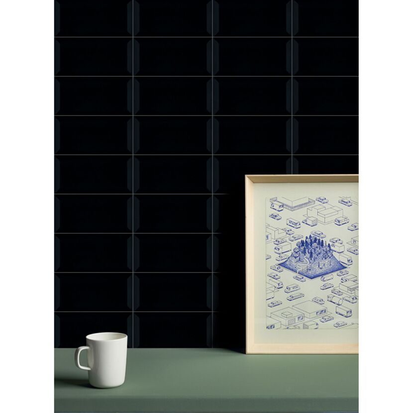 Schwarze Metrofliesen an der Wand