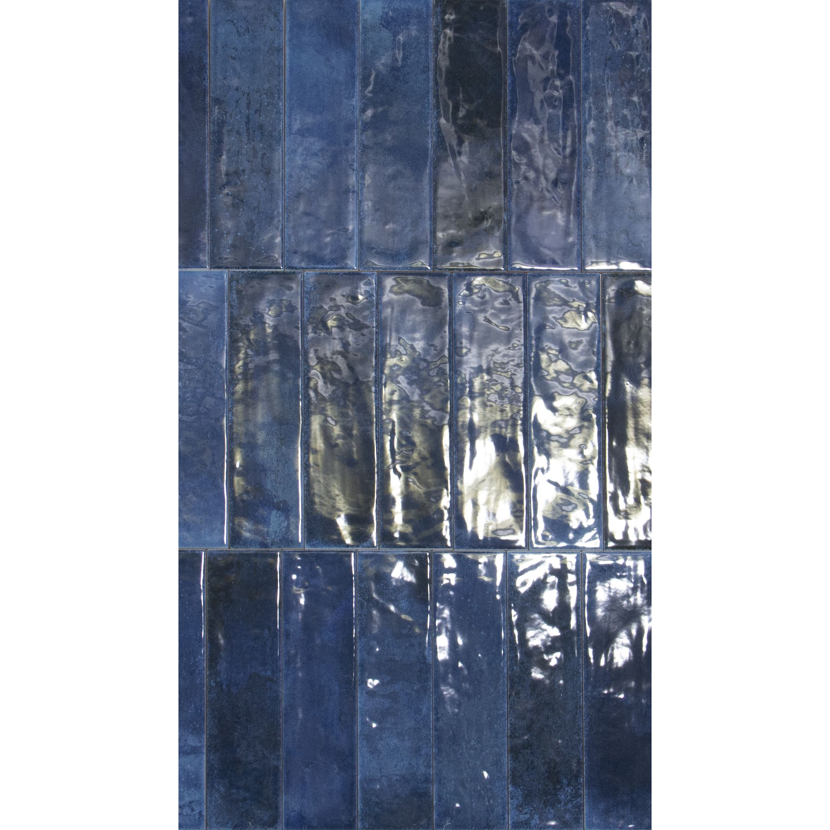 Blaue glänzende Wandfliesen