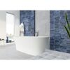 Modernes Badezimmer mit blauer Wand und weißer Badewanne