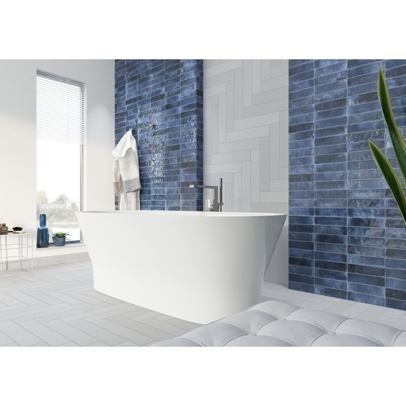 Modernes Badezimmer mit blauer Wand und weißer Badewanne