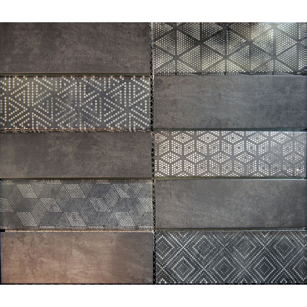 Graue Fliesen mit geometrischem Muster