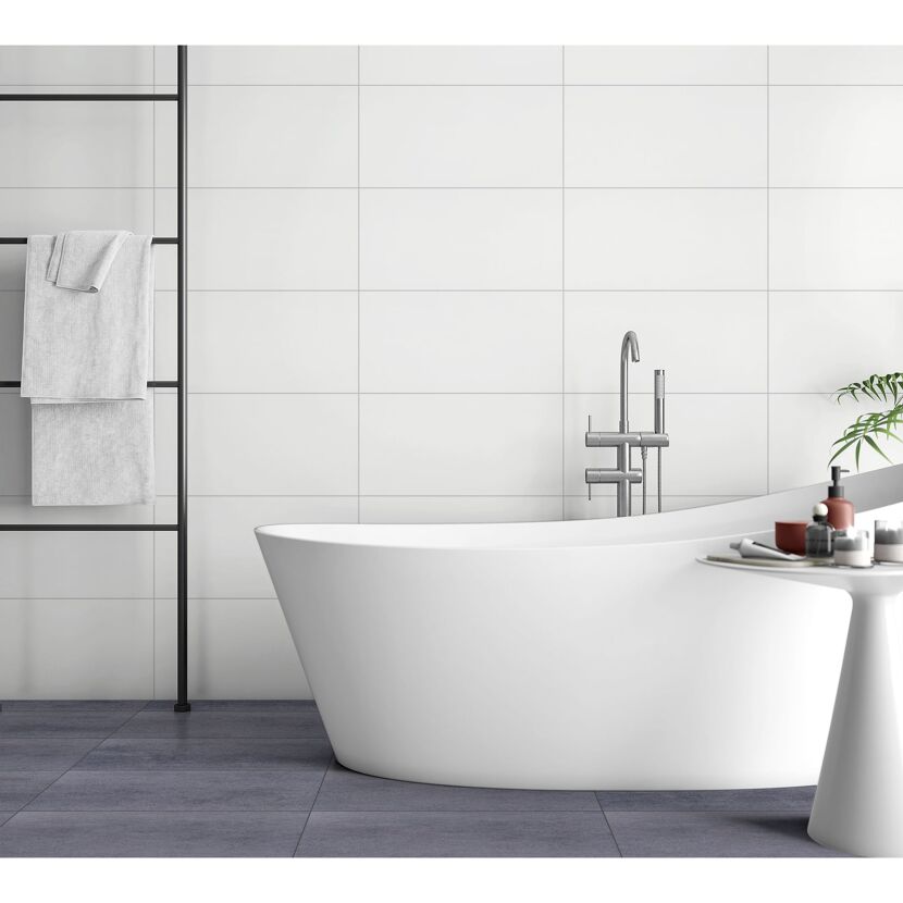 Badezimmer mit weißer Badewanne und Handtuchhalter