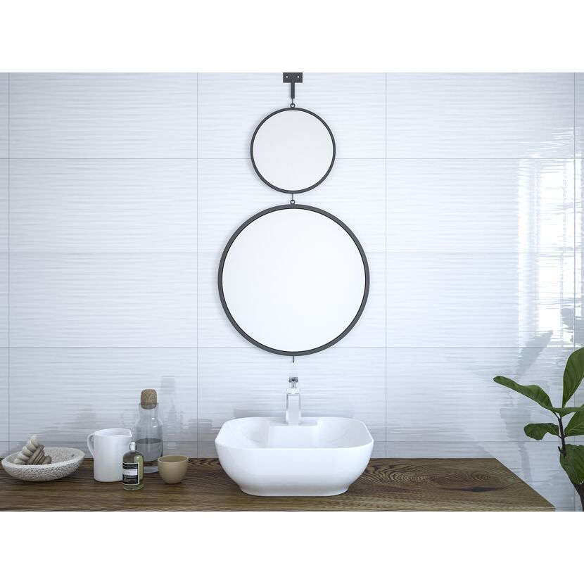 Waschbecken mit Spiegeln und Badutensilien
