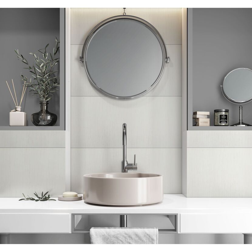 Modernes Badezimmer mit rundem Waschbecken und großem Spiegel.