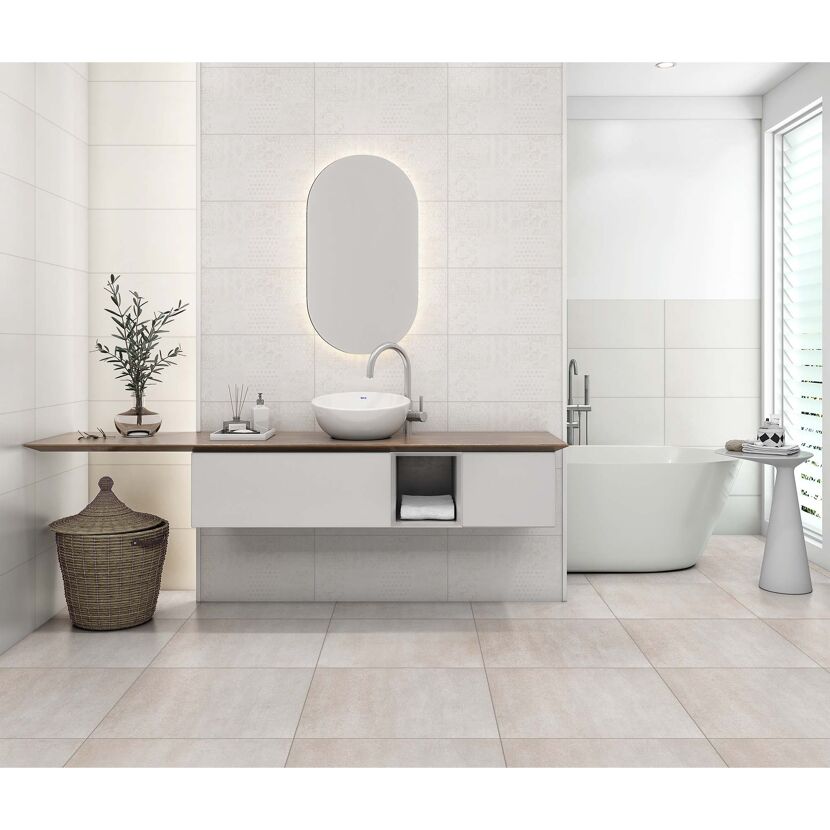 Helles Badezimmer mit Badewanne
