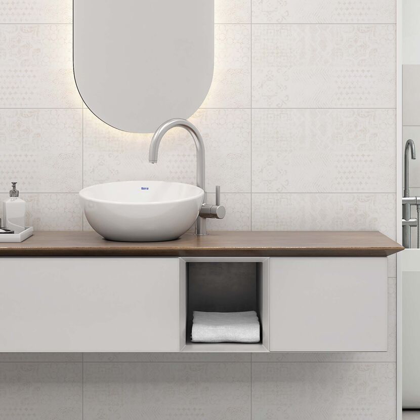 Waschbecken mit Unterschrank und Spiegel