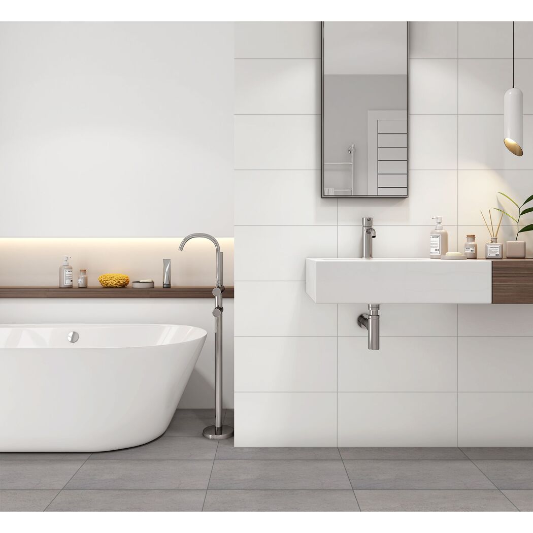 Modernes Badezimmer mit Badewanne und Waschbecken