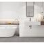 Modernes Badezimmer mit Badewanne und Waschbecken