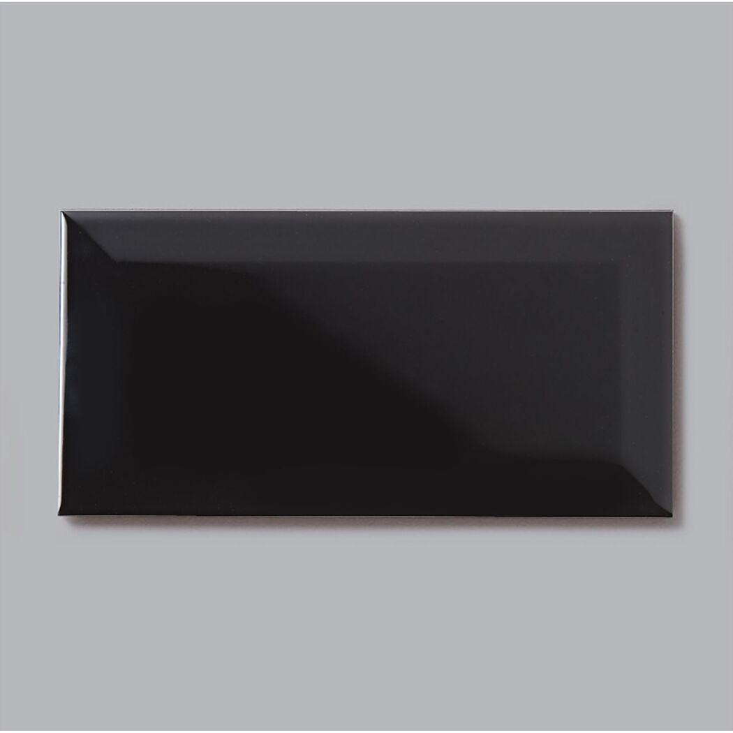 Schwarze glänzende Wandfliese