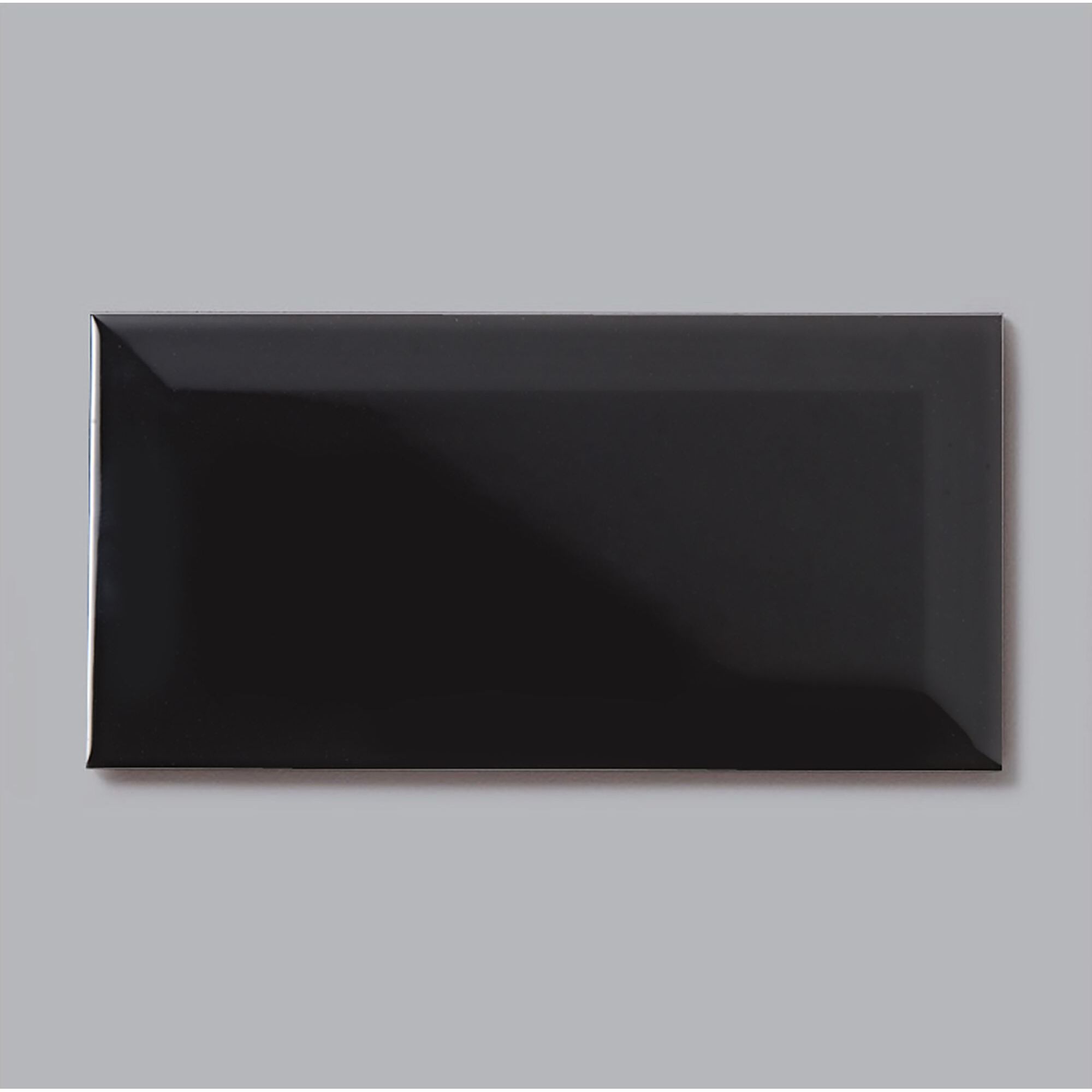 Schwarze glänzende Wandfliese