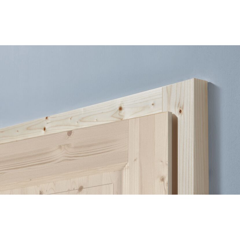 Ecke einer Holztür mit Blockzarge